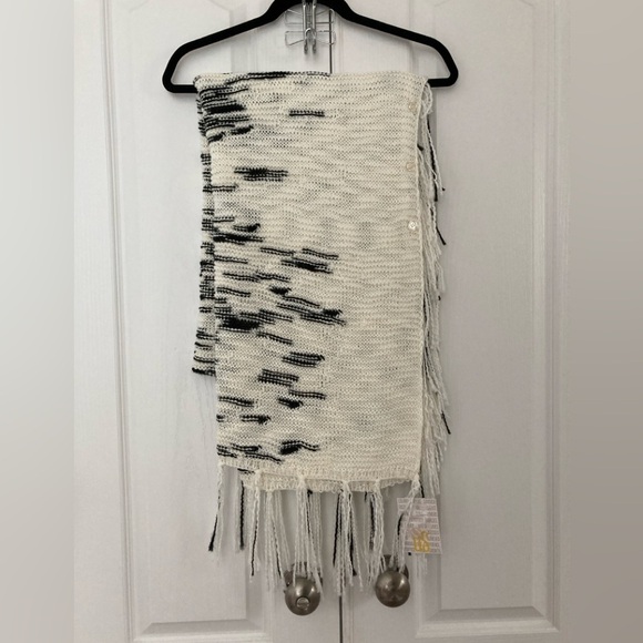 NWT LuLaRoe Mimi shawl buttons fringe poncho sweater knit black and white - Picture 2 of 6